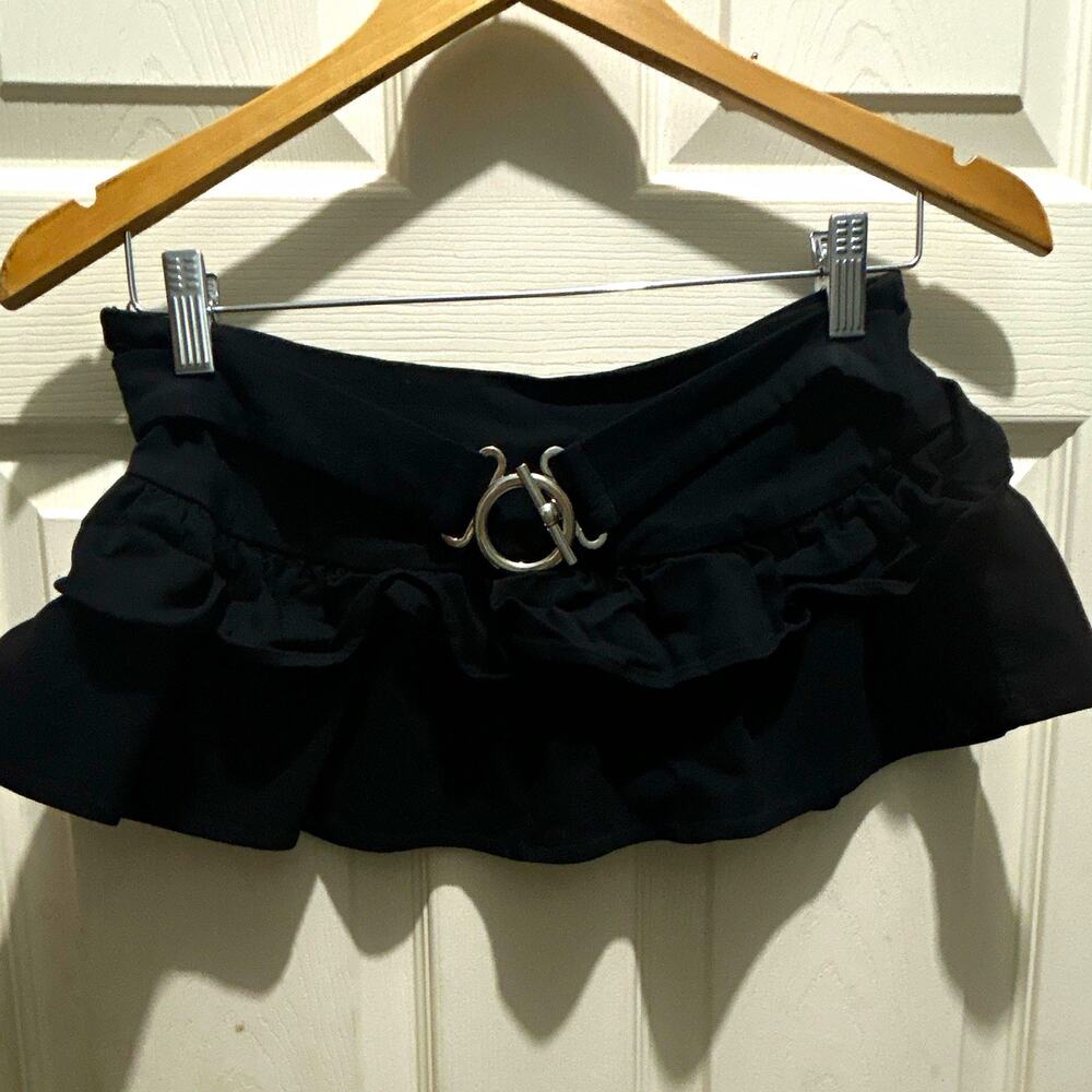 SHEIN Black Solid Mini Skirt Women’s Size S Ruffle Accents Buckle Closure